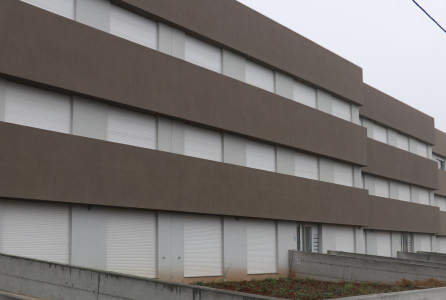 Edifício Pinhal em S. João de Ver - ITE nas fachadas e sistema SICOP na cobertur